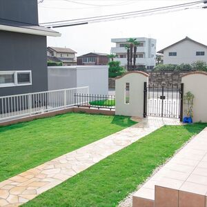 門から玄関までのアプローチ