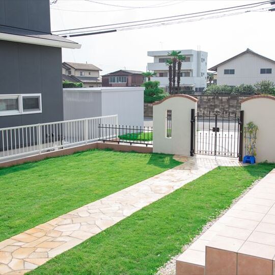 門から玄関までのアプローチ