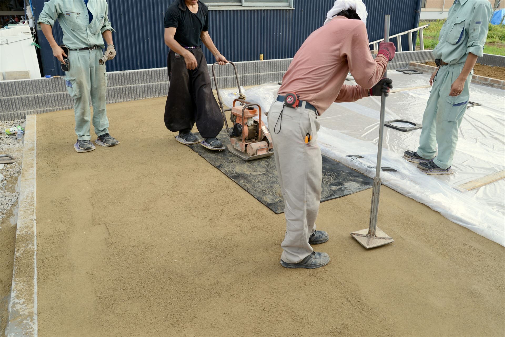 外構工事を行う職人たち